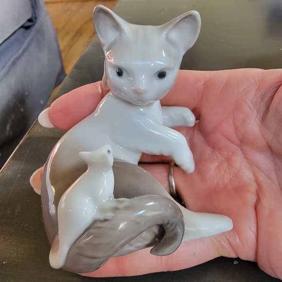 Lladro Kitten and Mouse Figurine - Picture 8 of 8